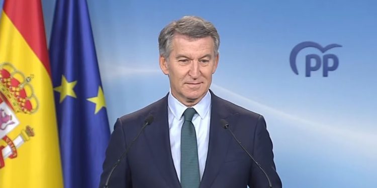 Feijóo promete recuperar instituciones y fomentar el bilingüismo en Cataluña