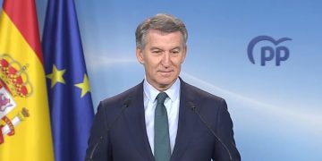 Feijóo arremete contra Sánchez en la presentación de listas del 29-N: «Yo no robo, no miento y no me largo de vacaciones cuando invaden mi país»