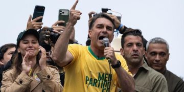 Flávio Bolsonaro huye a Estados Unidos tras perder las elecciones en Brasil