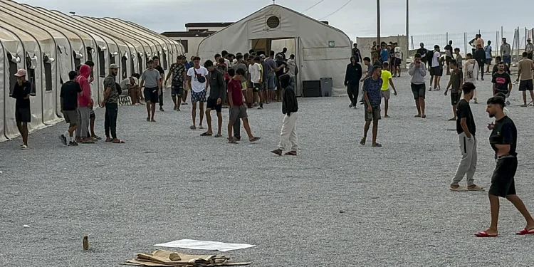 Las intensas lluvias inundan el asentamiento de inmigrantes en el Puerto de Ceuta