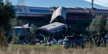 Exteriores se coordina con embajadas internacionales tras confirmarse la presencia de más de 40 pasajeros extranjeros en los trenes siniestrados