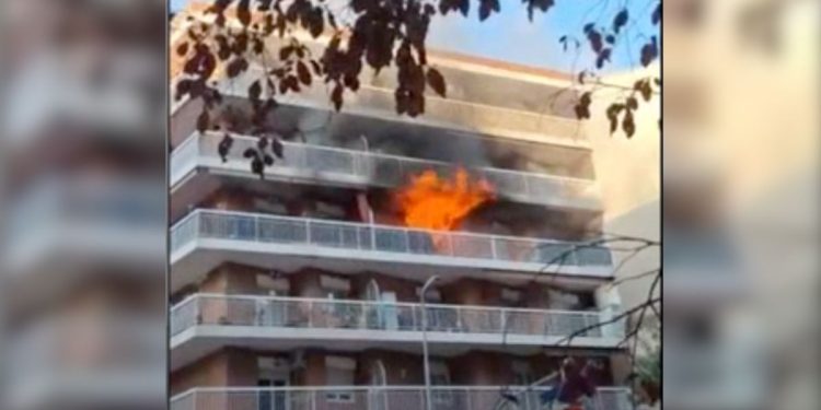 Muere un hombre de 95 años en un incendio en una vivienda del barrio de Sants-Badal en Barcelona
