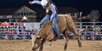 India Rose, hija de Elsa Pataky y Chris Hemsworth, se proclama campeona de un rodeo de monta de toro como única participante femenina
