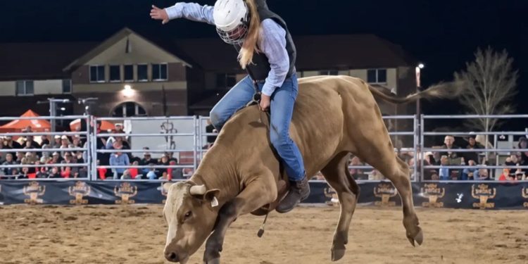 India Rose, hija de Elsa Pataky y Chris Hemsworth, se proclama campeona de un rodeo de monta de toro como única participante femenina