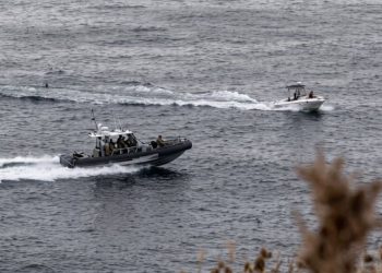 Lanchas rápidas repletas de migrantes se lanzan al estrecho de madrugada desde la costa de Ceuta