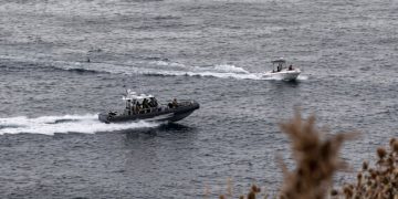 Lanchas rápidas repletas de migrantes se lanzan al estrecho de madrugada desde la costa de Ceuta