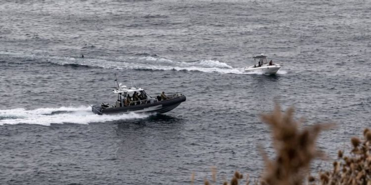 Lanchas rápidas repletas de migrantes se lanzan al estrecho de madrugada desde la costa de Ceuta