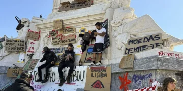 Francia decreta toques de queda parciales en sus principales ciudades para frenar una ola de saqueos que ya afecta a 3.000 comercios