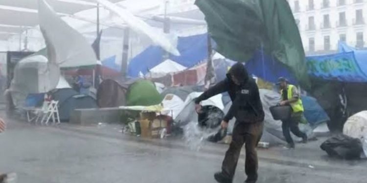 “Por primera vez en días se duchan”: las juventudes del PP y del PSOE se enzarzan por la acampada de Sol