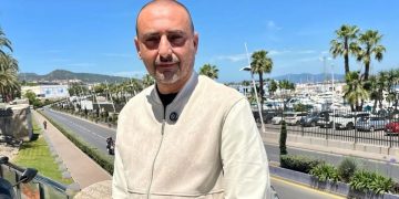 Luhay Hamido lanza un mensaje de tranquilidad a la afición al recoger la Medalla de Oro: «El Ceuta se va a salvar»