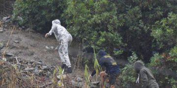 Decenas de inmigrantes escapan a los montes de Ceuta para evitar ser identificados tras el desmantelamiento del asentamiento del Trampolín