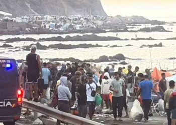La playa del Trampolín se convierte de nuevo en el foco de la actualidad tras el desalojo de un grupo de menores que intentaba instalar un asentamiento irregular en el arenal ceutí.