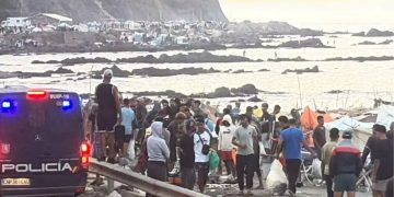 La playa del Trampolín se convierte de nuevo en el foco de la actualidad tras el desalojo de un grupo de menores que intentaba instalar un asentamiento irregular en el arenal ceutí.