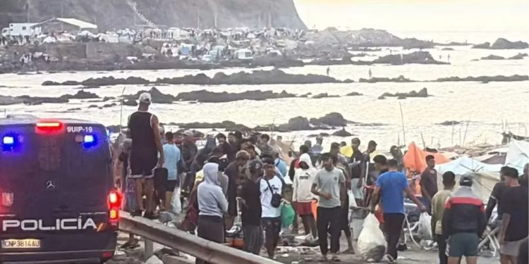 La playa del Trampolín se convierte de nuevo en el foco de la actualidad tras el desalojo de un grupo de menores que intentaba instalar un asentamiento irregular en el arenal ceutí.
