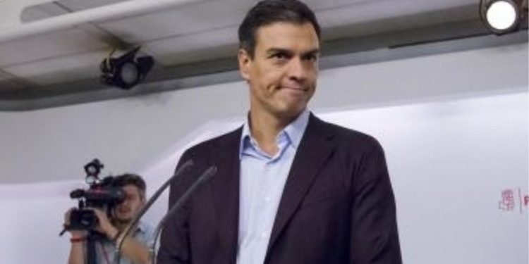 Sánchez defiende su gestión económica y social y carga contra la oposición y los «desafíos globales»