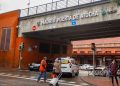 Las familias de las víctimas y pasajeros se agolpan en la estación de Atocha ante la falta de noticias sobre sus allegados