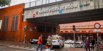 Las familias de las víctimas y pasajeros se agolpan en la estación de Atocha ante la falta de noticias sobre sus allegados