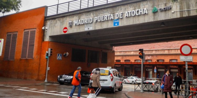 Las familias de las víctimas y pasajeros se agolpan en la estación de Atocha ante la falta de noticias sobre sus allegados