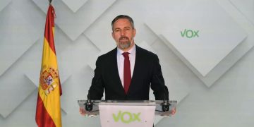 Preocupación en Vox: Abascal teme que Feijóo abandone el centro político por disputarle su electorado