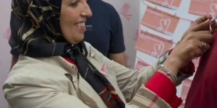 MDyC Ceuta visita el stand contra el cáncer de mama