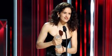 Rosalía triunfa en los Premios Billboard Latinos con tres galardones y una encendida defensa de la música en español